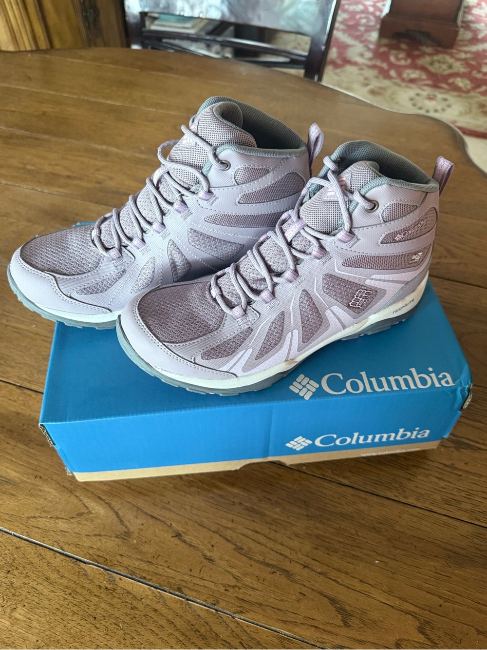 NWT Columbia Women's Lace-Up Hiking Boots in Size 8 waterproof